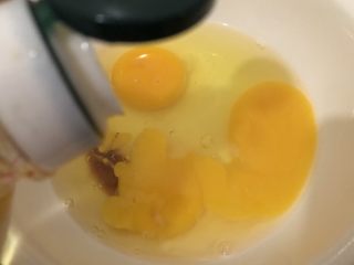 洋葱炒蛋,少量油搅散