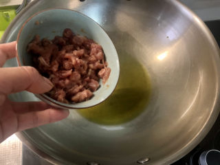 爆炒绿豆芽,开始烹饪：热锅冷油，下肉丝，中小火滑炒到变色