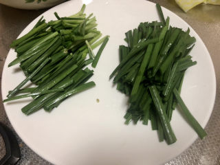 爆炒绿豆芽,韭菜切段，韭菜叶韭菜梗分开