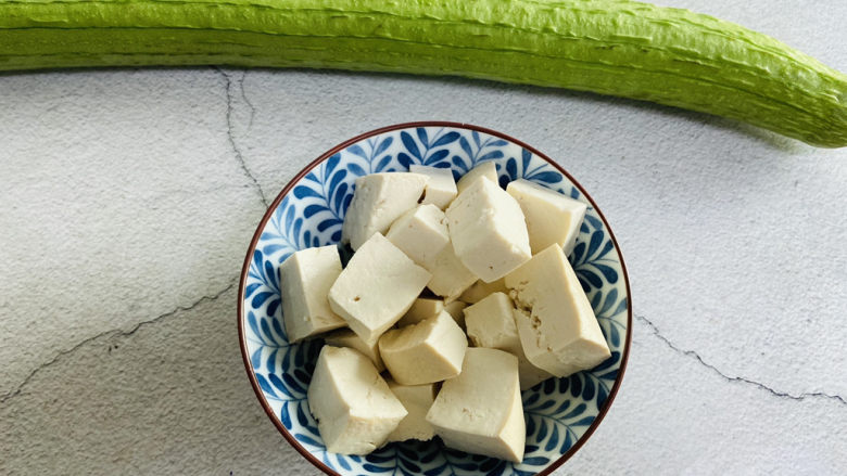 丝瓜炖豆腐,准备好食材