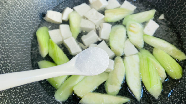 丝瓜炖豆腐,根据个人口味加入适量盐