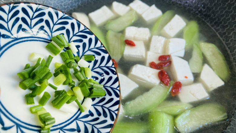 丝瓜炖豆腐,放入葱花搅拌均匀即可食用