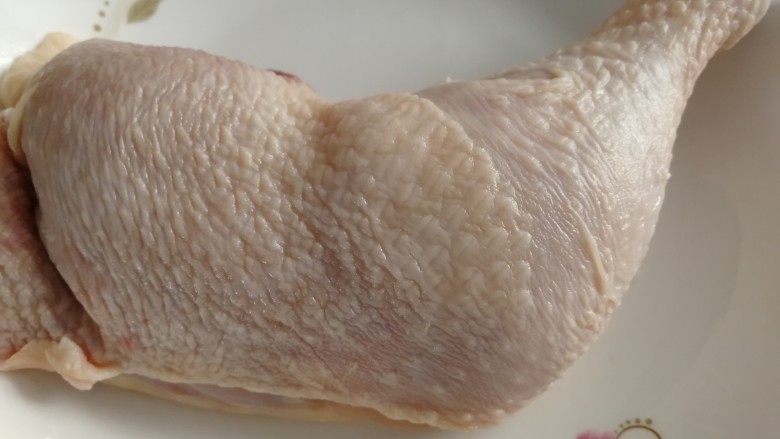 牙签肉,鸡全腿一个，冷水泡30分钟去血水。