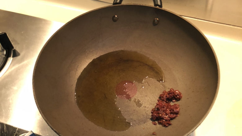 乱炖一锅,倒油入锅，热油后，加入适量豆瓣