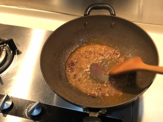 乱炖一锅,豆瓣混油翻炒，炒出香味即可，可根据口味加入白糖，花椒等调料