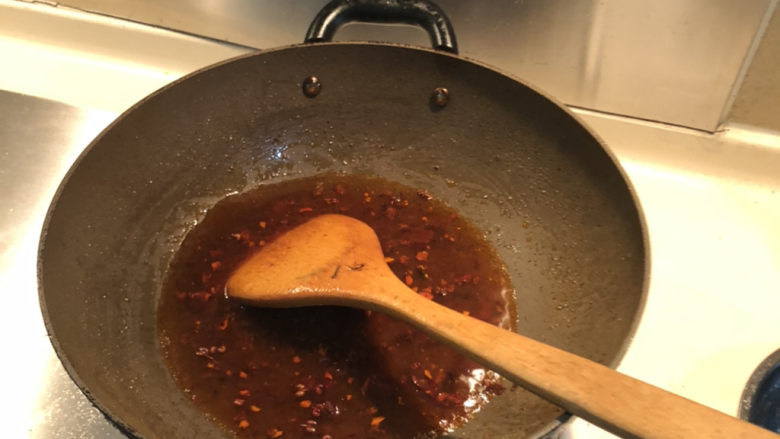 乱炖一锅,往锅中加入冷水，煮沸
