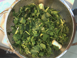 乱炖一锅,大葱，蒜苗，香菜切碎备用