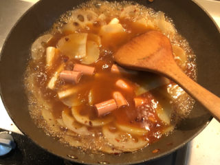 乱炖一锅,倒入莲藕土豆，年糕，火腿，盖上锅盖，闷煮1分钟