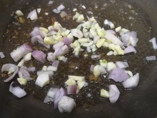 牙签肉,用煎过肉的底油，放入蒜末和小圆葱丁，文火炒香。
