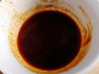 牙签肉,调一下烹料汁：番茄酱➕生抽➕料酒➕蚝油➕黑胡椒粉，搅拌均匀。