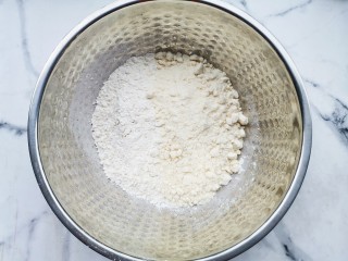 焦香酥脆的椰酥饼,盆中筛入低筋面粉，加入椰蓉面粉，