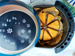 焦香酥脆的椰酥饼,抽出来翻个面继续烤10分钟就可以了。