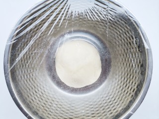 焦香酥脆的椰酥饼,用保鲜膜盖上，放冰箱冷冻1小时取出。