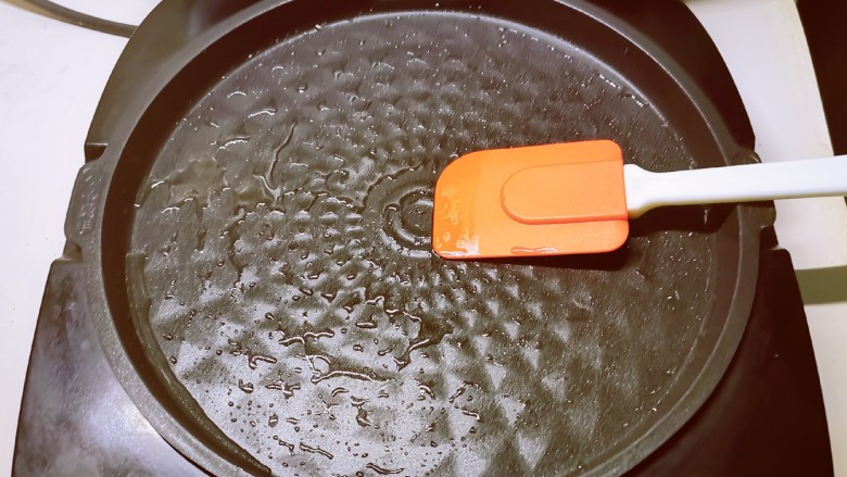 南瓜糯米饼,煎烤机预热刷油。