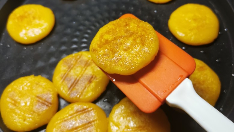 南瓜糯米饼,煎至两面焦黄色，出锅。