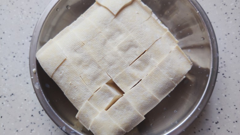丝瓜炖豆腐,板豆腐温水冲洗一下，切成小块