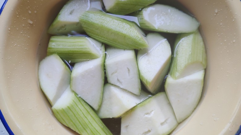 丝瓜炖豆腐,丝瓜去皮，洗净之后切成滚刀块，可以边切边浸泡在盐水里，可以避免氧化变色