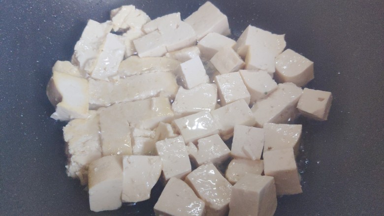 丝瓜炖豆腐,待油热，下豆腐