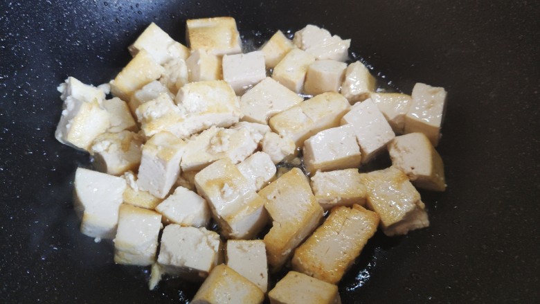 丝瓜炖豆腐,推炒至豆腐稍稍变金黄色