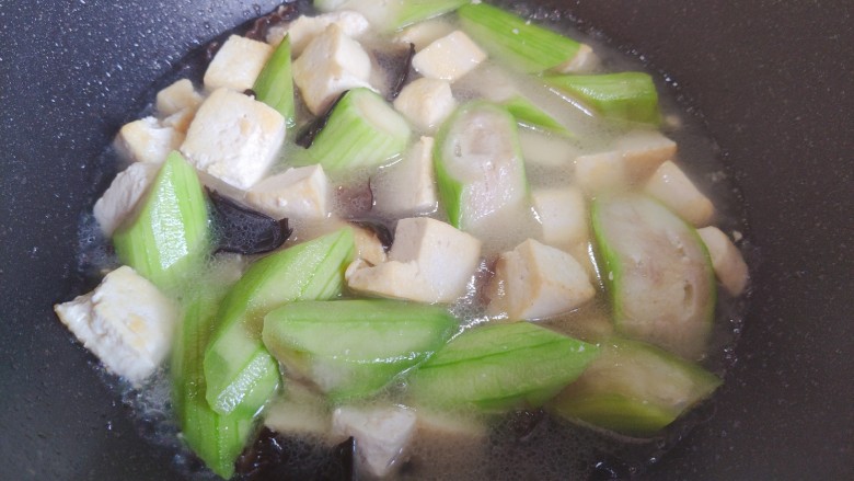 丝瓜炖豆腐,加适量清水，我加了三小碗