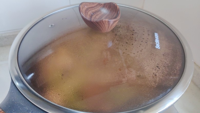 丝瓜炖豆腐,大火烧开之后盖上锅盖，转小火，焖煮7.8分钟