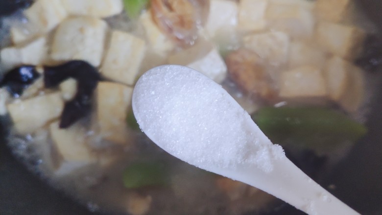 丝瓜炖豆腐,加一小勺细盐