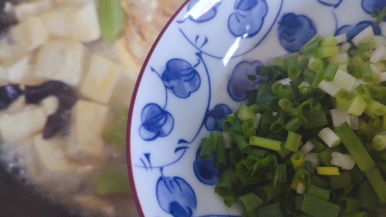 丝瓜炖豆腐,加入小葱