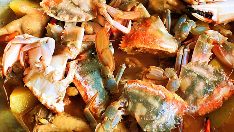 肉蟹煲,直接将煎好的螃蟹，放入锅中与鸡爪蔬菜一同炖五分，至螃蟹熟透