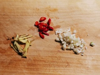雪菜四季豆,红尖椒切片，姜切丝，蒜切碎。