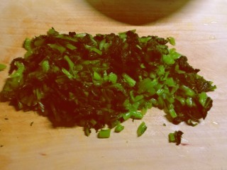 雪菜四季豆,雪菜用清水洗干净 再浸泡半个小时，去除多余的盐分，切小段。