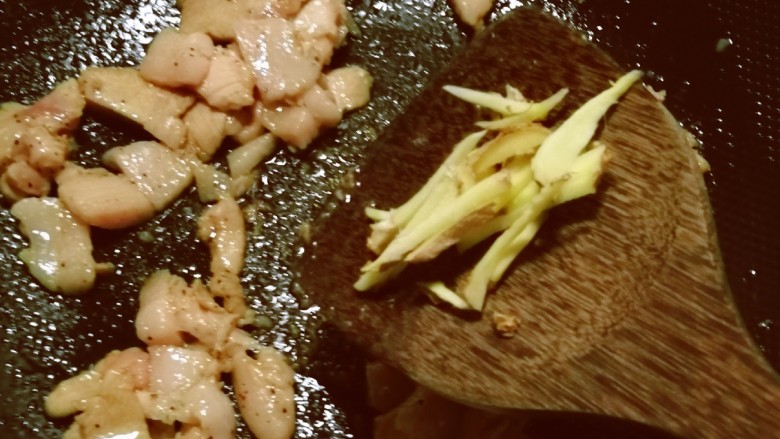 雪菜四季豆,起油锅放入食用油加热，放入肉片姜丝翻炒。