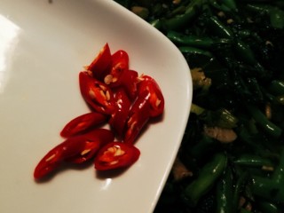 雪菜四季豆,放入红尖椒 翻拌关火出锅。
