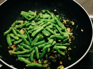 雪菜四季豆,放入煮好的四季豆。