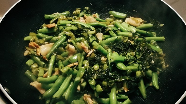 雪菜四季豆,放入一碗清水，炒至汤水收干。