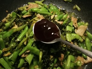 雪菜四季豆,放入蚝油增鲜。