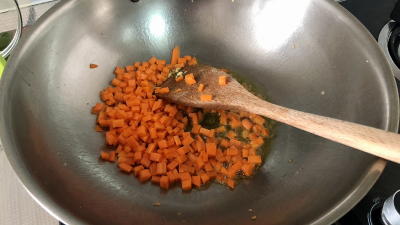咖喱蛋炒饭,加入胡萝卜粒，中小火煸炒一分钟