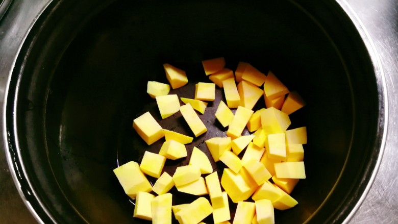 红豆小米粥,红薯块放入压力锅内胆里。
