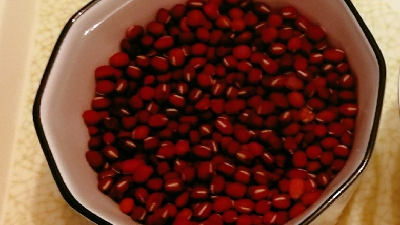 红豆小米粥,<a style='color:red;display:inline-block;' href='/shicai/ 3607'>红豆</a>淘洗干净，用清水浸泡2个小时。