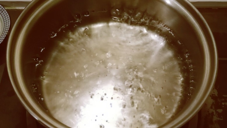 南瓜西米露,汤锅烧开水。