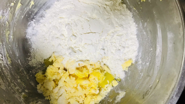 小熊饼干🍪,黄油软化后加入糖霜混合均匀加入蛋液后再加入低筋粉揉光滑