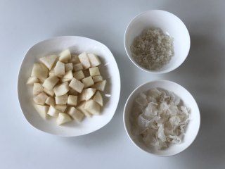 润肺养颜的银耳雪梨粥,把银耳泡发好撕成小块，大米洗净，雪梨去皮切成小块。