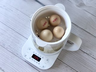 润肺养颜的银耳雪梨粥,如果你的养生壶有蒸煮的功能，还可以把鸡蛋洗净，同时蒸上。