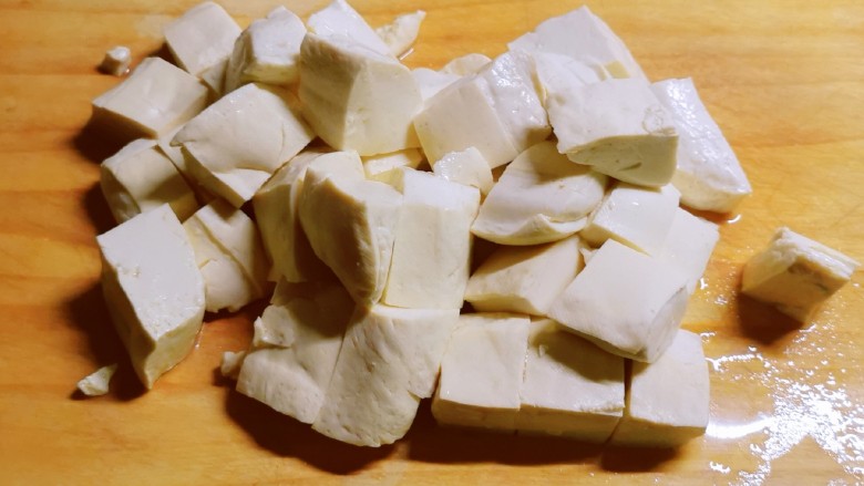 丝瓜炖豆腐,切块。