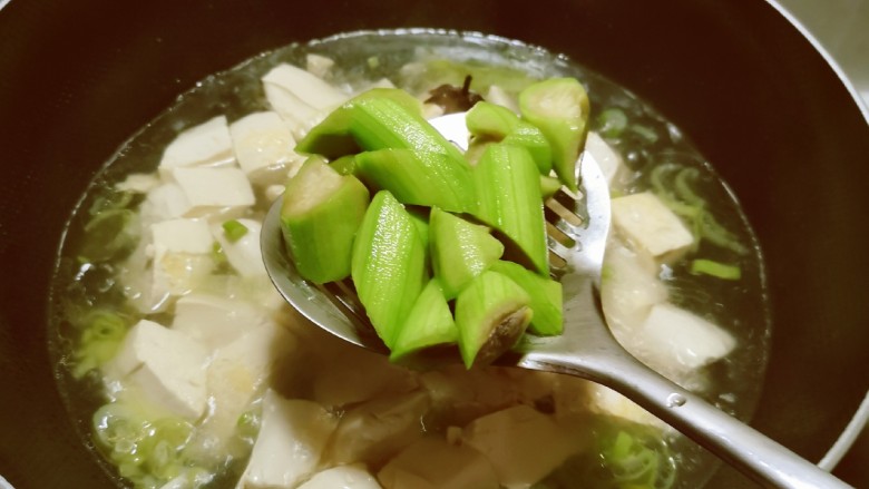 丝瓜炖豆腐,倒入清水煮开，放入丝瓜。