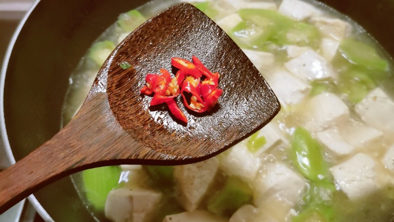 丝瓜炖豆腐,放入红尖椒圈，关火。