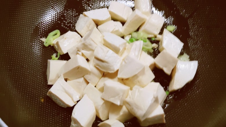 丝瓜炖豆腐,放入豆腐，翻炒。