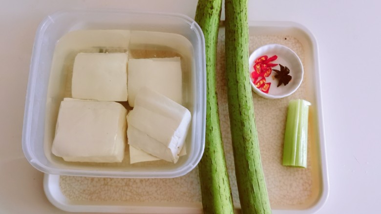 丝瓜炖豆腐,食材准备好