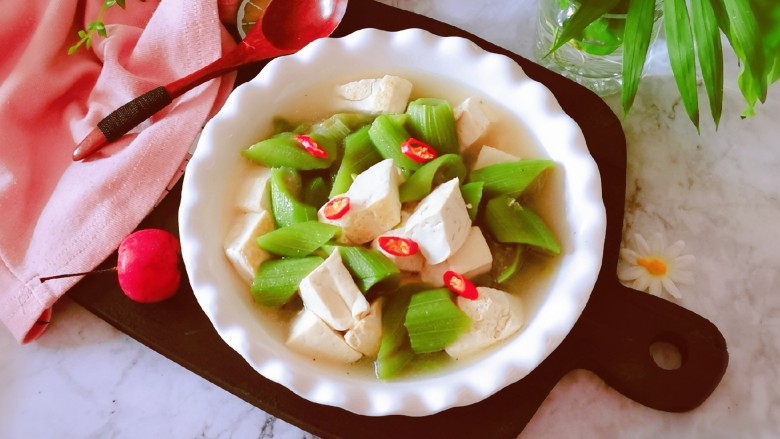 丝瓜炖豆腐,出锅装盘食用。