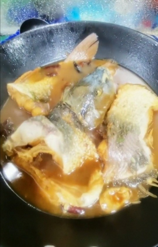 红烧鲤鱼,汤汁浓稠关火撒上葱花和香菜