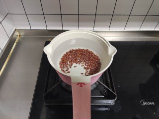 红豆小米粥,放炉灶上